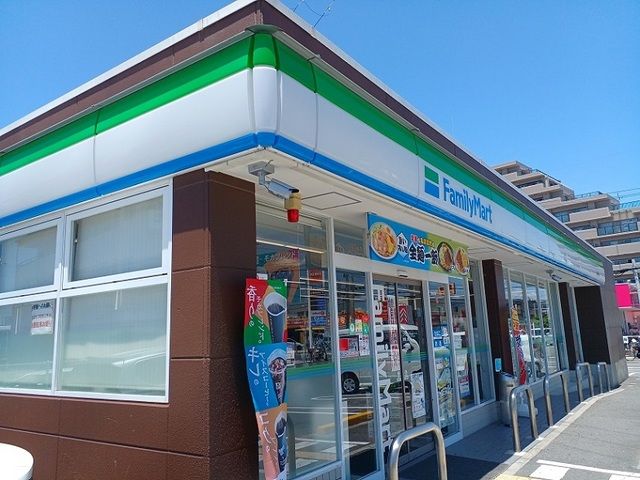 近くのファミリーマート様まで350m（徒歩5分）