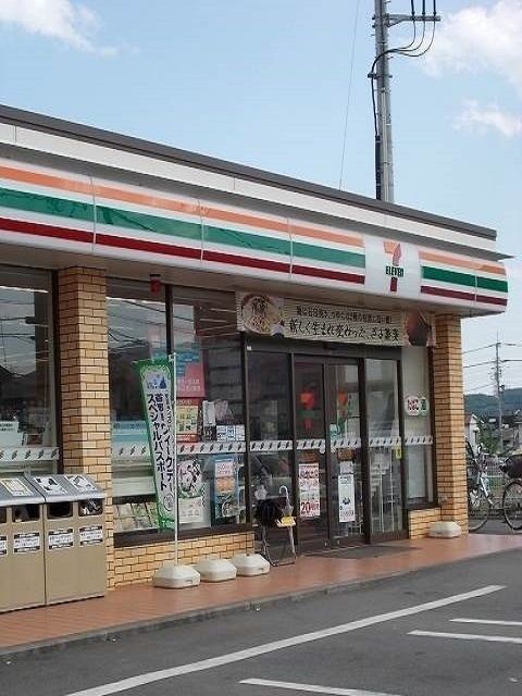 近くのセブンイレブンあきる野伊奈店まで700m(徒歩9分)