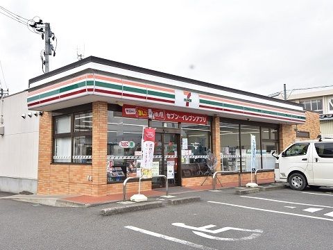 近くのセブンイレブン新本宮店まで750m（徒歩10分）
