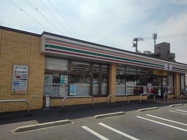 近くのコンビニまで4m（徒歩1分）