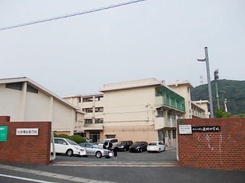 近くの東郷中学校まで500m（徒歩7分）
