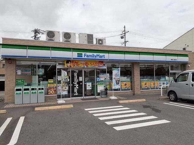 近くのファミリーマート碧南入船町店まで990m（徒歩13分）