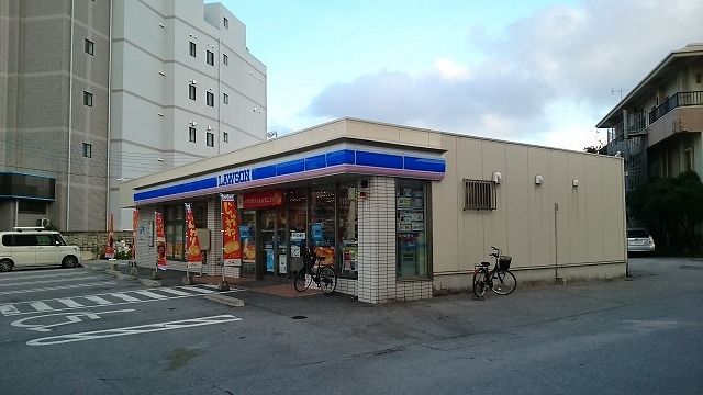 近くのローソン宜野湾記念病院前店まで300m(徒歩4分)