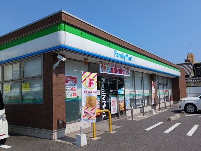 近くのファミリーマートまで500m(徒歩7分)