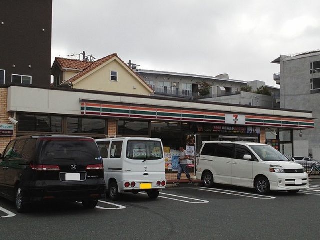 近くのコンビニまで290m（徒歩4分）