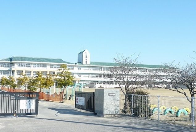 近くの三日月小学校まで2,500m（徒歩32分）