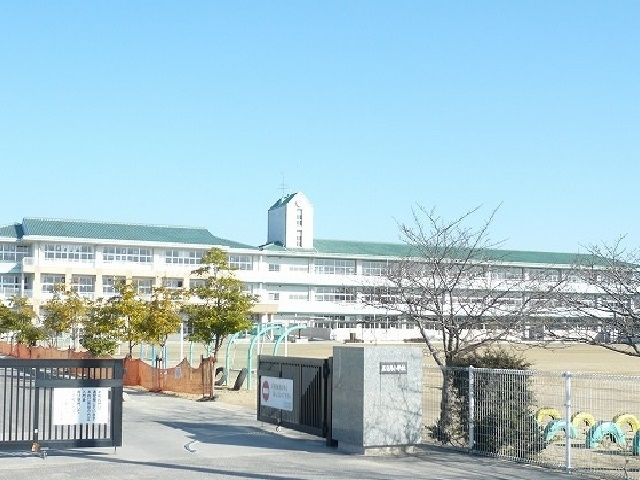 近くの小学校まで2,500m（徒歩32分）