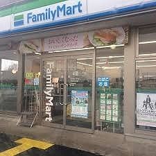 近くのファミリーマート折之口店まで350m（徒歩5分）