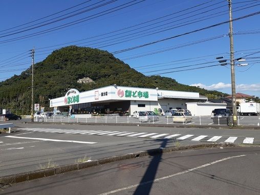 近くの鮮ど市場国分店まで800m(徒歩10分)