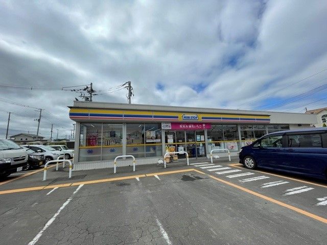 近くのミニストップ角田梶賀店まで28m（徒歩1分）