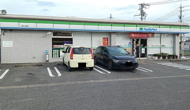 近くのファミリーマートまで500m（徒歩7分）