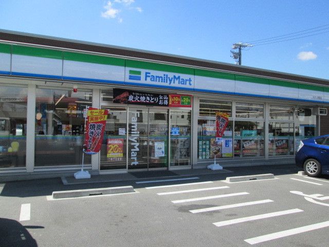 近くのファミリーマートまで60m（徒歩1分）