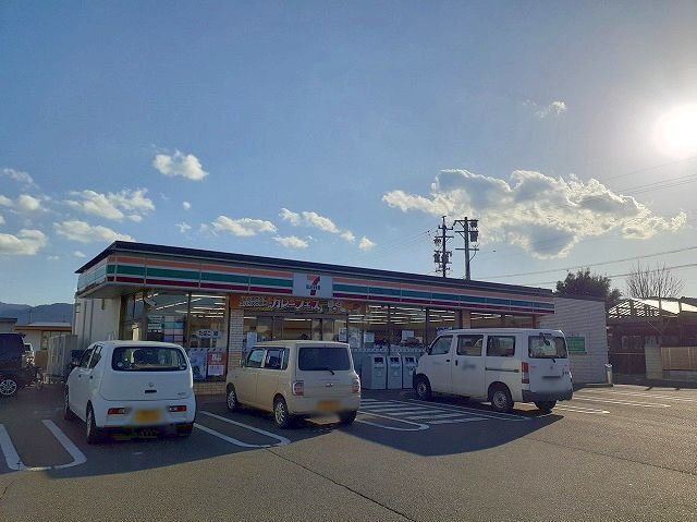 近くのコンビニまで550m（徒歩7分）