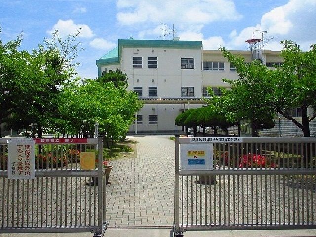 近くの神野小学校まで250m(徒歩4分)
