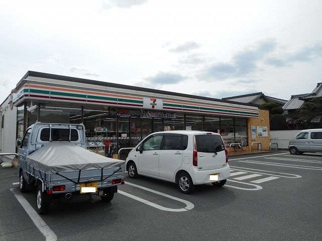 近くのセブンイレブン新市戸手店まで450m（徒歩6分）