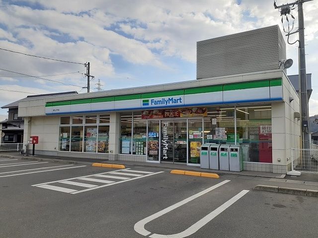近くのファミリーマート新市戸手店まで160m（徒歩2分）