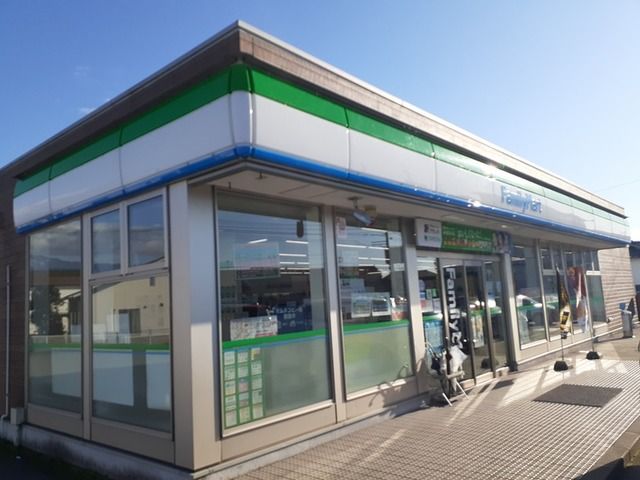 近くのファミリーマート魚津住吉店まで700m（徒歩9分）