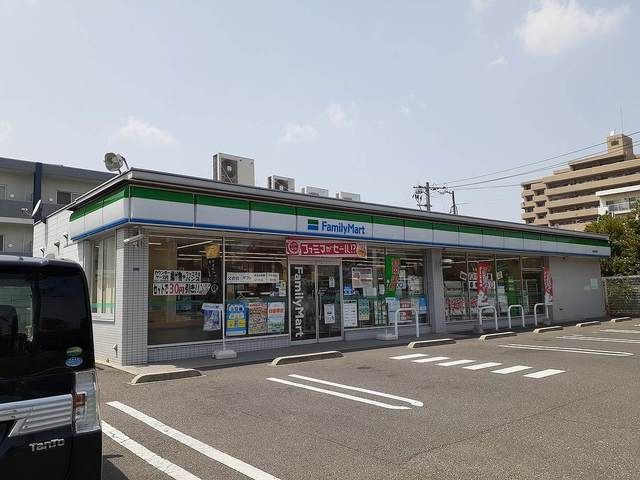 近くのファミリーマート豊成店まで600m（徒歩8分）