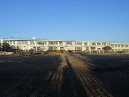 近くの小学校まで2,100m（徒歩27分）