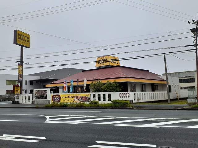 近くのココス　浜松西塚店まで423m（徒歩6分）
