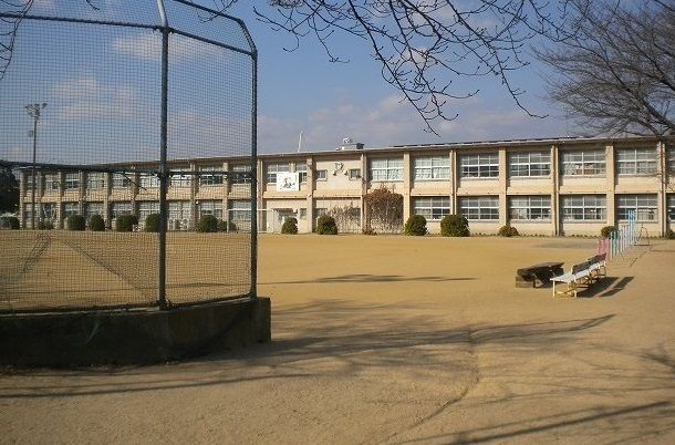近くの山瀬小学校まで1,700m（徒歩22分）