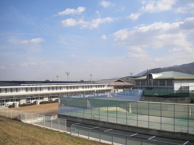 近くの山川中学校まで600m（徒歩8分）