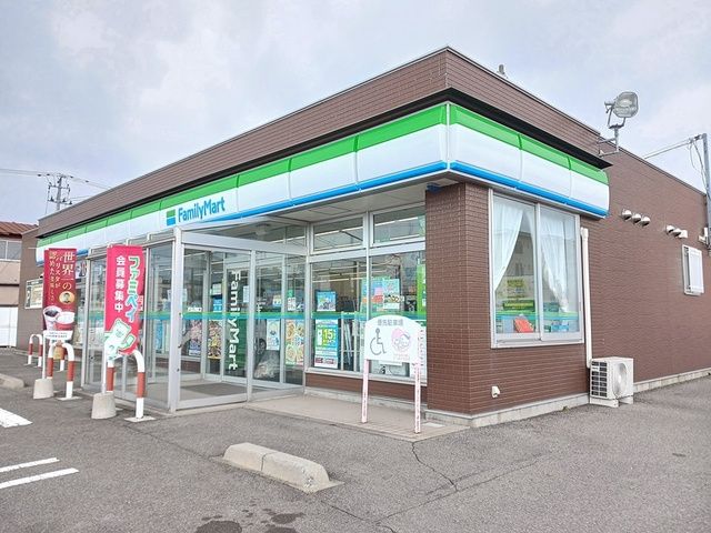 近くのファミリーマート能代南店まで536m（徒歩7分）