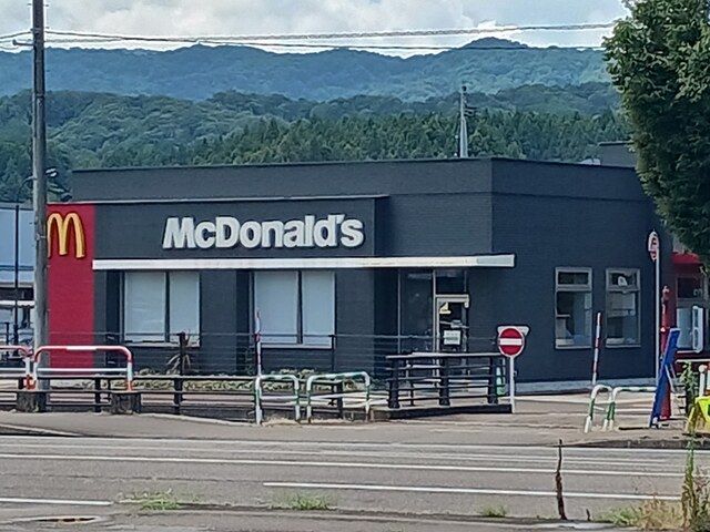 近くのマクドナルド上越高田西店まで609m（徒歩8分）