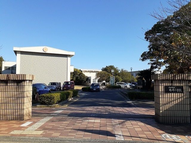 近くの亀崎小学校まで1,100m（徒歩14分）