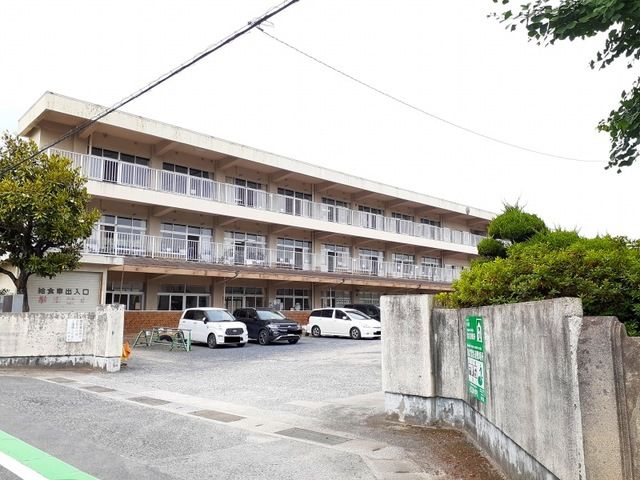 近くの西江原小学校まで110m（徒歩2分）