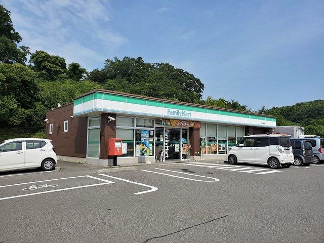 近くのファミリーマート白石大鷹沢店まで260m(徒歩4分)