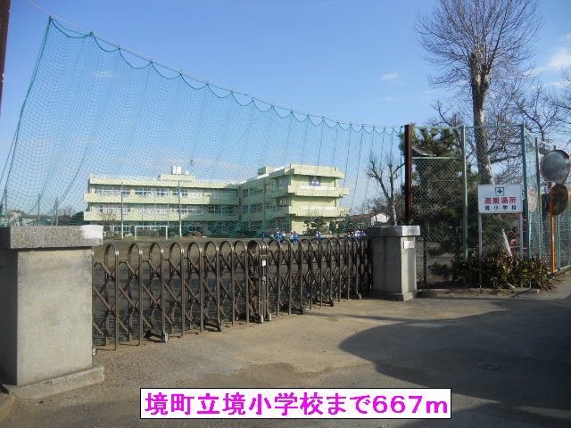 近くの小学校まで667m（徒歩9分）