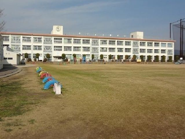 近くの三田川小学校まで1,400m(徒歩18分)