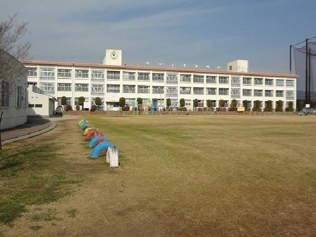 近くの三田川小学校まで1,400m（徒歩18分）