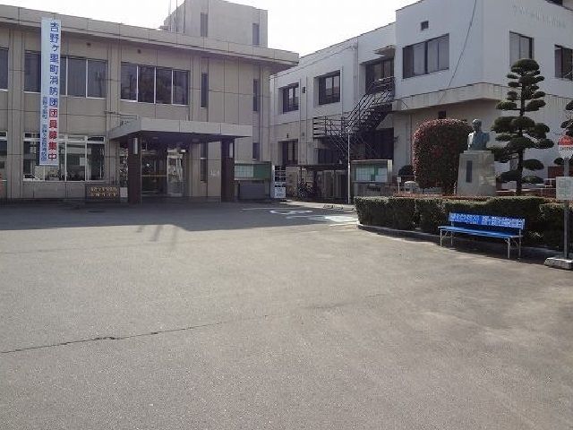 近くの吉野ヶ里町役場三田川庁舎まで1,400m（徒歩18分）