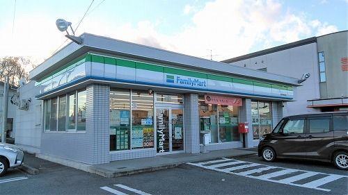 近くのファミリーマート胆沢病院前店まで600m（徒歩8分）