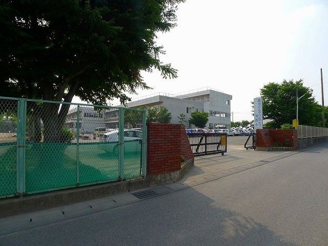 近くの太田市立城西小学校まで1,200m（徒歩15分）