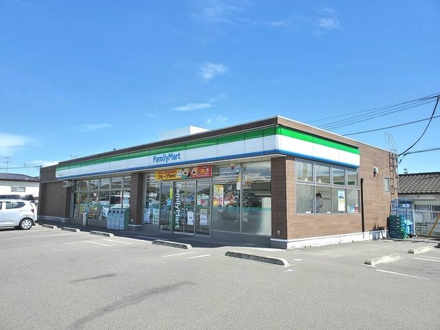 近くのファミリーマート大河原住吉町店まで550m（徒歩7分）