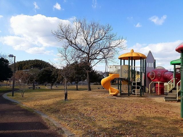 近くの公園まで697m（徒歩9分）