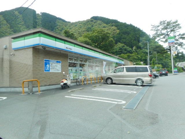近くのファミリーマート静岡丸子東海道まで230m（徒歩3分）