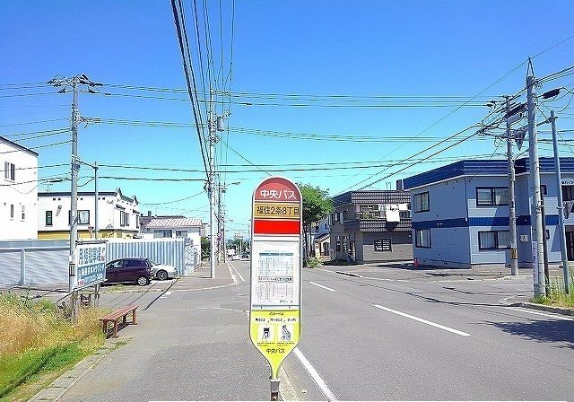 近くのバス停まで270m（徒歩4分）