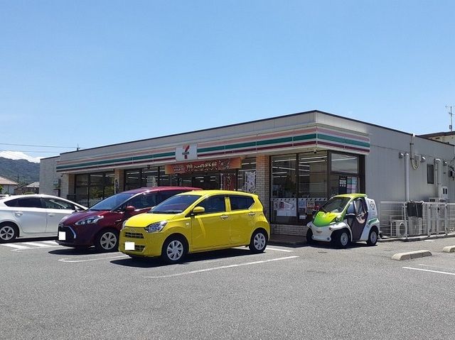近くのコンビニまで750m（徒歩10分）