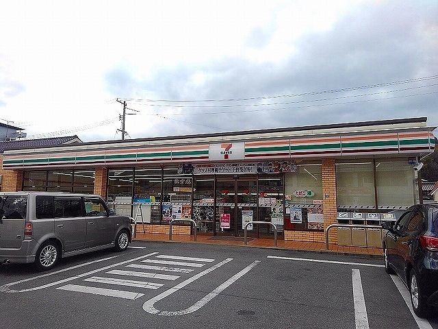 近くのコンビニまで1,200m（徒歩15分）