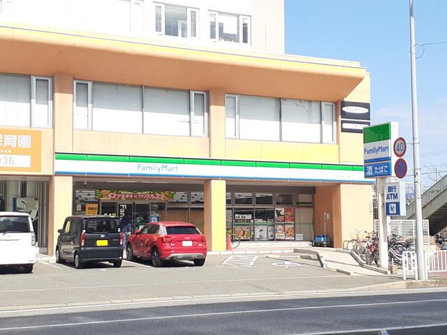 近くのファミリーマート多の津一丁目店まで200m（徒歩3分）