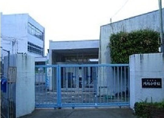 近くの河内小学校まで500m（徒歩7分）