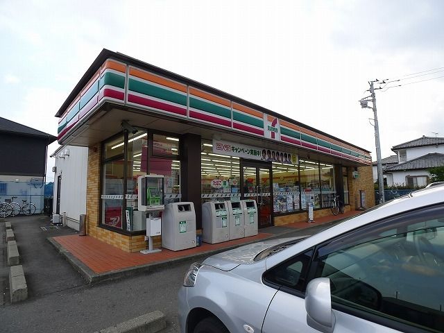 近くのセブンイレブン新里新川店まで800m（徒歩10分）