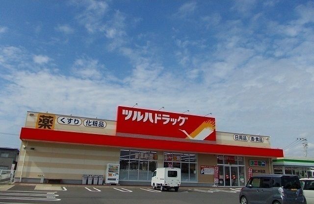 近くのツルハドラッグ　仁井田店まで500m（徒歩7分）