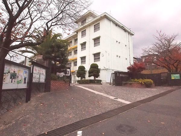 近くの北九州市立 沼中学校まで400m(徒歩5分)