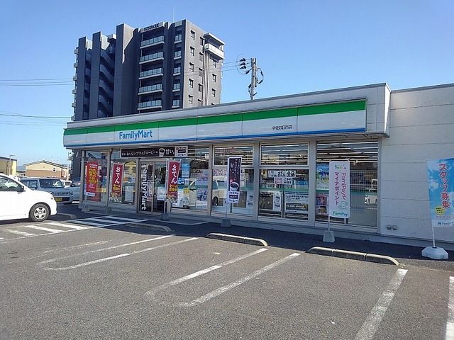 近くのファミリーマート宇佐四日市店まで400m（徒歩5分）