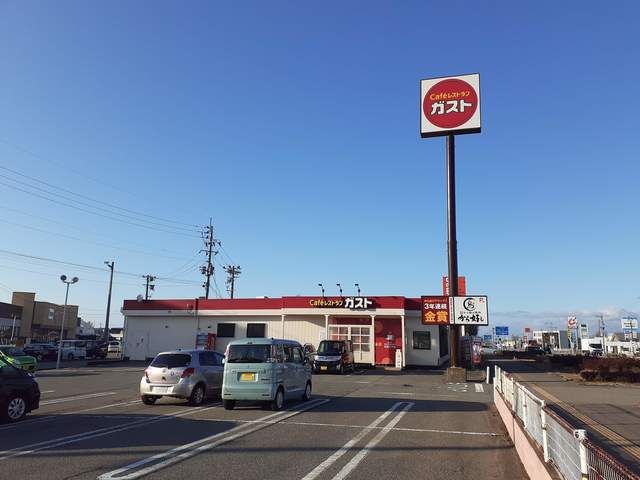 近くのガスト鶴岡南店まで600m（徒歩8分）